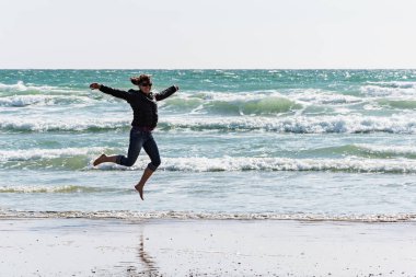 Ufukta martılar ve uçurtma sörfçüleri. Atlantik Okyanusu. Brittany, ne kadar. Fransa