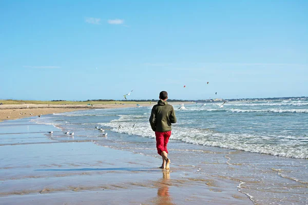 Man Går Havsstranden — Stockfoto