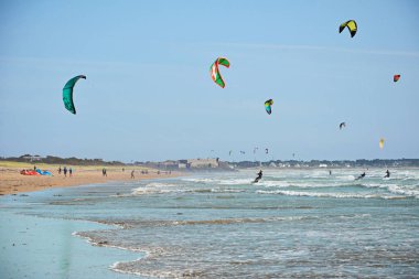 Kitesurfer Atlantik Okyanusu dalgaları boyunca acele. Saint-Pierre-Quiberon, Brittany. Fransa