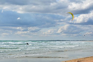 Kitesurfer Atlantik Okyanusu dalgaları boyunca acele. Saint-Pierre-Quiberon, Brittany. Fransa