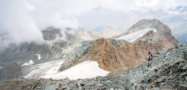 Nádherný Panoramatický Výhled Mladou Ženu Která Nachází Italských Alpách Národní — Stock fotografie