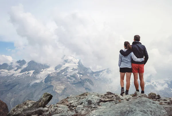 Casal Topo Montanha Abraçando Uns Aos Outros — Fotografia de Stock