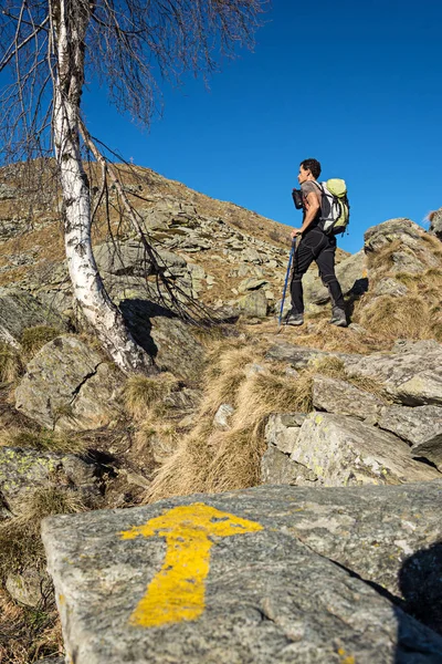 Індикатор Напрямку Стежки Альпіністом Піднімається Вершину Концептуальні — стокове фото