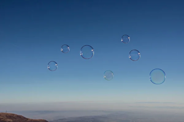 Bolle Sapone Colorate Riflettenti Che Galleggiano Nel Cielo Blu Tramonto — Foto Stock