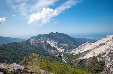 Carrara 'nın beyaz mermer ocaklarının Apuan Alplerindeki panoramik manzarası. Colonnata, Sahip Carrara bölgesi. Toskana, İtalya