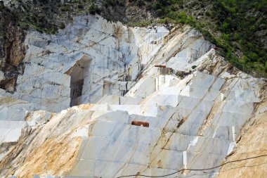 Apuan Alpleri (Alpi Apuane), Toskana, İtalya, Avrupa 'daki ünlü beyaz Carrara mermeri ocaklarından birine yakın.
