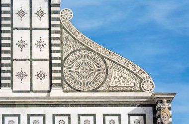 Floransa: Santa Maria Novella 'nın ortaçağ kilisesi, cephe ekibi. Toskana 'da. İtalya