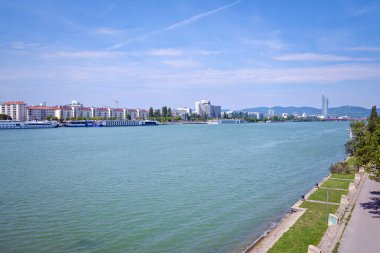 Tuna Nehri ve Viyana silueti yazın yükselir. Avusturya