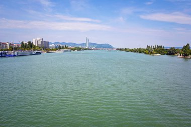 Tuna Nehri ve Viyana silueti yazın yükselir. Avusturya