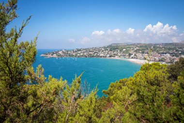 Akdeniz 'in en güzel kumsallarından biri olan Serapo Sahili' nin panoramik manzarası. Gaeta, İtalya
