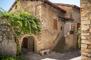 Lazio bölgesindeki küçük bir ortaçağ kasabası olan Sermoneta 'nın taş duvarları arasında bir yol. İtalya