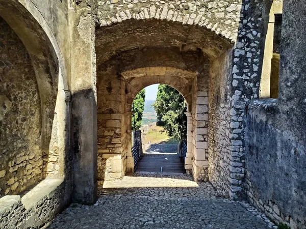 Die Steinmauern Und Der Turm Der Berühmten Caetani Burg Von — Stockfoto