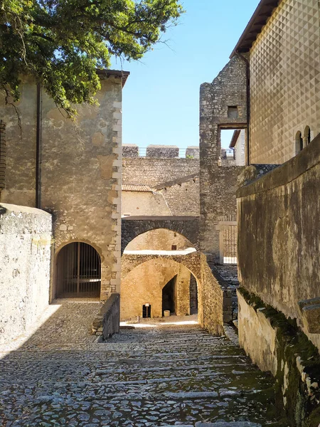 Die Steinmauern Und Der Turm Der Berühmten Caetani Burg Von — Stockfoto