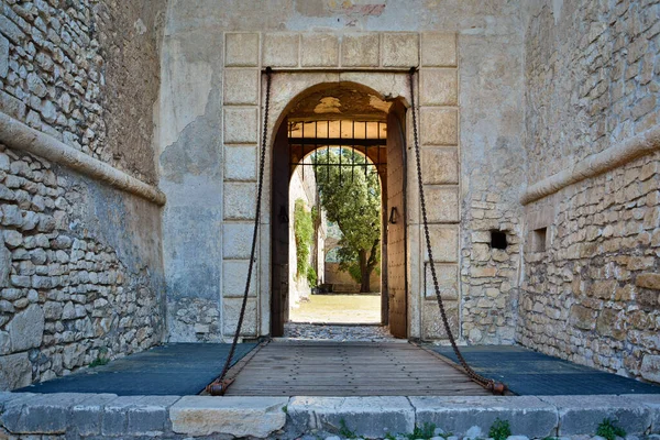 Las Murallas Piedra Torre Del Famoso Castillo Caetani Sermoneta Pequeña —  Fotos de Stock