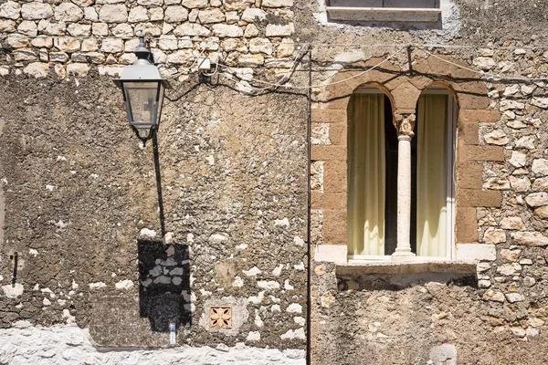 Fenêtre Dans Les Murs Sermoneta Petite Impressionnante Ville Médiévale Colline — Photo
