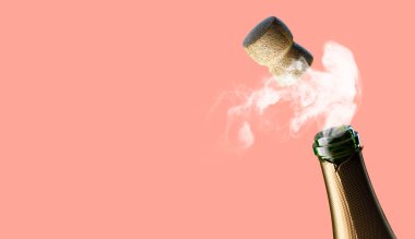 kadeh şampanya şişesi ile açılan tıkamak kırpılmış