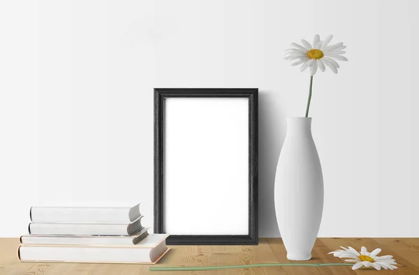 空白の枠にカモミールの花 — ストック写真