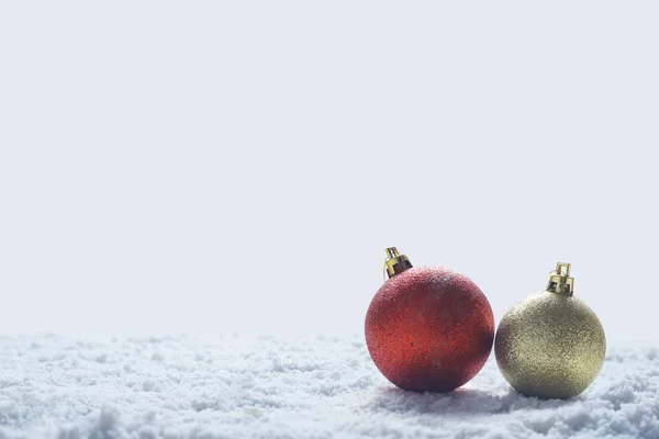 Två Julgranskulor Snö Täckt Yta — Stockfoto