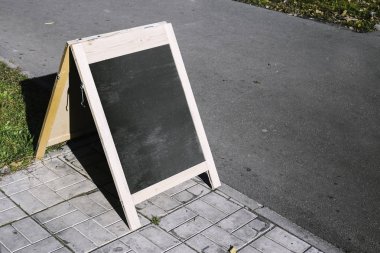 parlak güneş ışığı sokakta kara ahşap tahta
