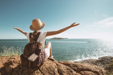 kayalık deniz manzara modunda hasır şapka giyen kız gezgin