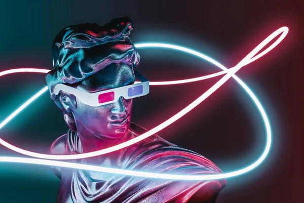 neon ışıkları koyu arka plan üzerinde Rönesans heykel