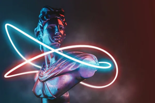 neon ışıkları koyu arka plan üzerinde Rönesans heykel