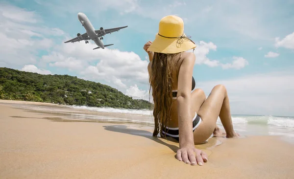 Vista Trasera Mujer Sombrero Sentado Playa Tropical — Foto de Stock