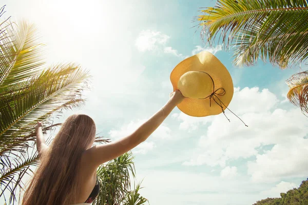 Visão Traseira Mulher Segurando Chapéu Com Plantas Tropicais — Fotografia de Stock
