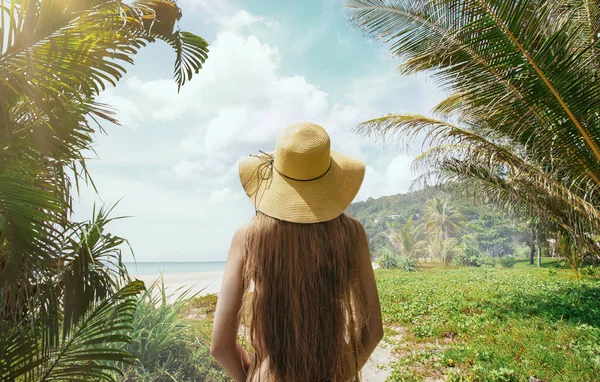 Rear View Woman Hat Tropical Plants — Stock Photo, Image