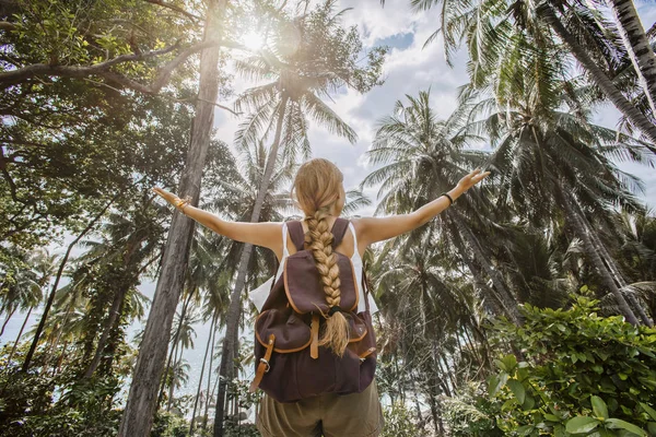 sırt çantası hazır palmiye ağaçları ile kızın arka görünüm