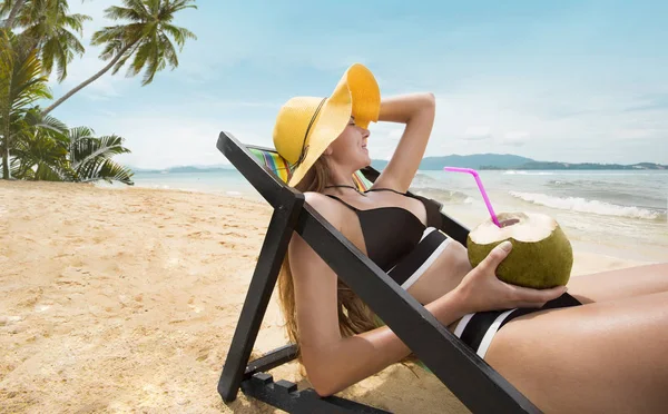 Woman Resting Lounger Cocktail Tropical Beach — Stock Photo, Image
