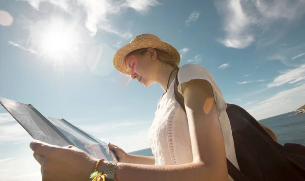 Viajera Joven Mirando Mapa Luz Del Sol — Foto de Stock