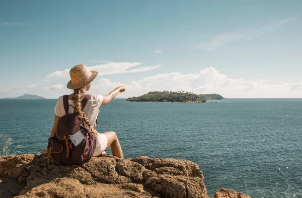 Girl Traveler Wearing Straw Hat Rocky Marine Landscape — Stock Photo, Image