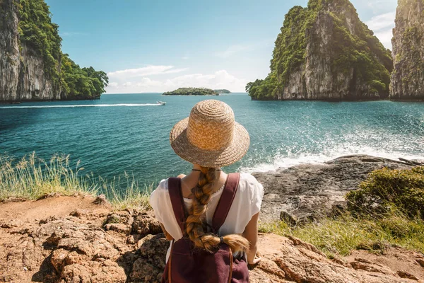 Menina Viajante Usando Chapéu Palha Paisagem Marinha Rochosa — Fotografia de Stock