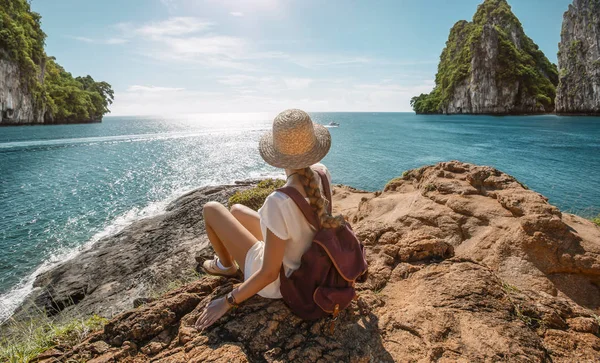 Girl Traveler Wearing Straw Hat Rocky Marine Landscape — Stock Photo, Image