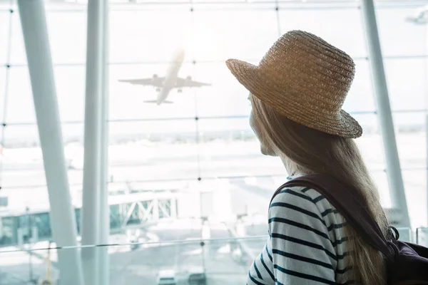 Girl Traveler Wearing Hat Standing Airport — Stock Photo, Image