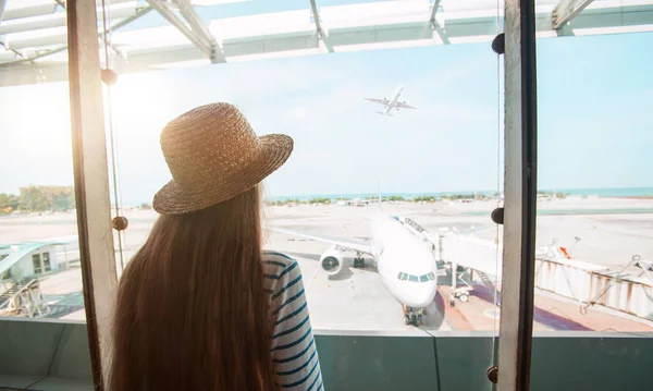 Ragazza Viaggiatore Indossa Cappello Piedi Aeroporto — Foto Stock