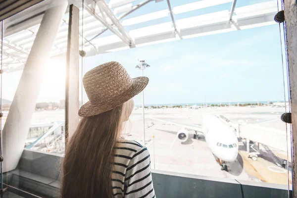 Ragazza Viaggiatore Indossa Cappello Piedi Aeroporto — Foto Stock