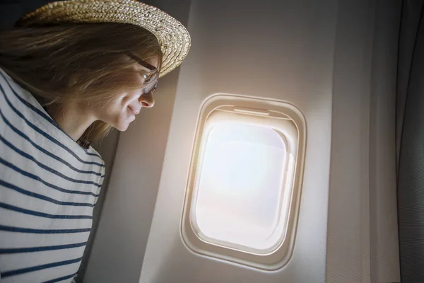 Mladá Usměvavá Žena Sedí Letadle Při Pohledu Okna — Stock fotografie