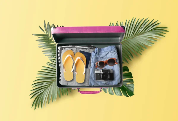 Draufsicht Auf Gepackte Reisetasche Mit Flip Flops Und Kamera — Stockfoto