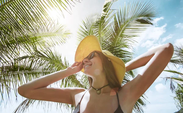 Mujer Sonriente Con Sombrero Bajo Las Palmas Las Manos Luz Imágenes De Stock Sin Royalties Gratis