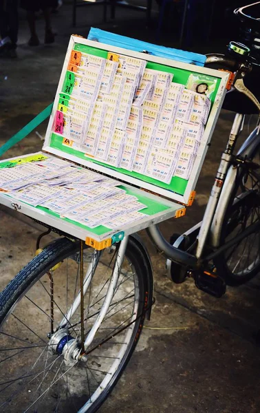 Venda Loteria Bicicleta Rua — Fotografia de Stock