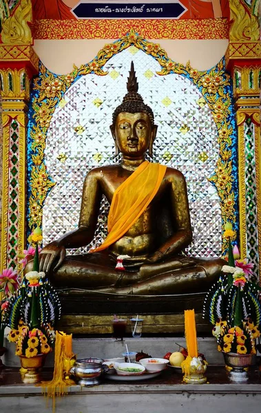 Элегантность Статуи Будды Тайском Храме — стоковое фото