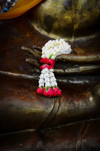 Buquê Flores Para Adoração Estátua Buda Templo Tailandês — Fotografia de Stock