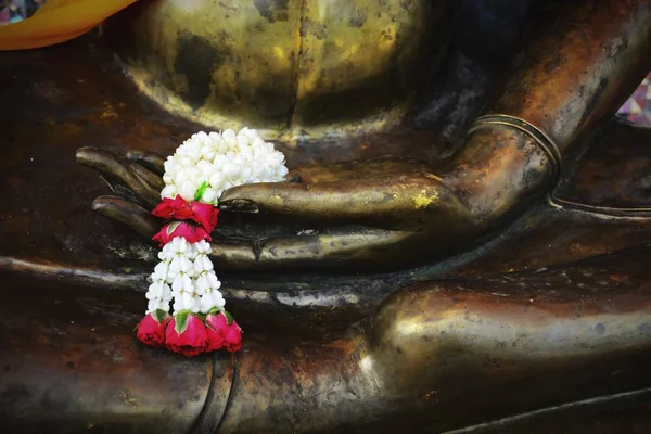 Buquê Flores Para Adoração Estátua Buda Templo Tailandês — Fotografia de Stock