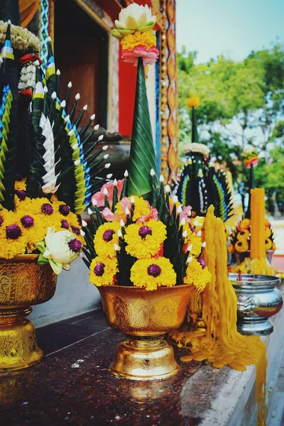 Blumenstrauß Für Buddha Statue Thailändischem Tempel — Stockfoto