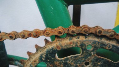 Paslı eski yeşil bisiklet üzerinde