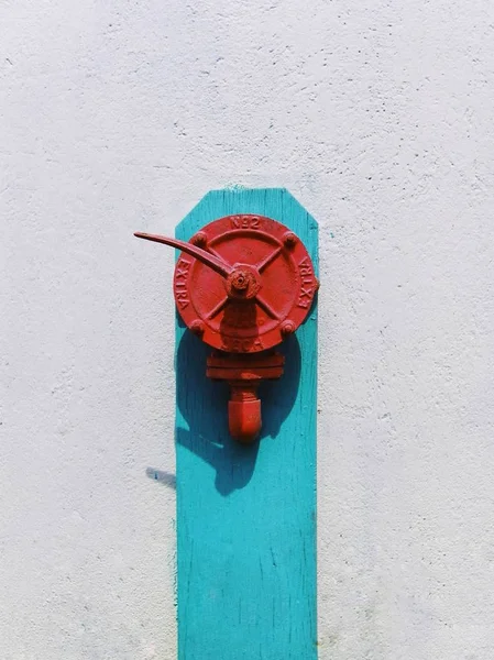 Extintor Incêndio Antigo Vermelho Com Fundo Parede Branca — Fotografia de Stock