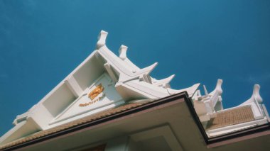 Beyaz mavi gökyüzü arka plan ile Tay tapınak kilisede