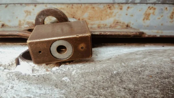 混凝土地板上有金属门的锁 — 图库照片